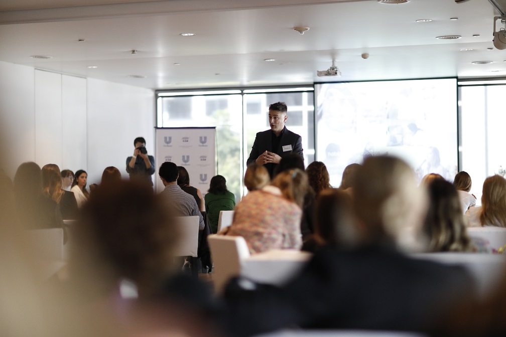 gasti en conferencia